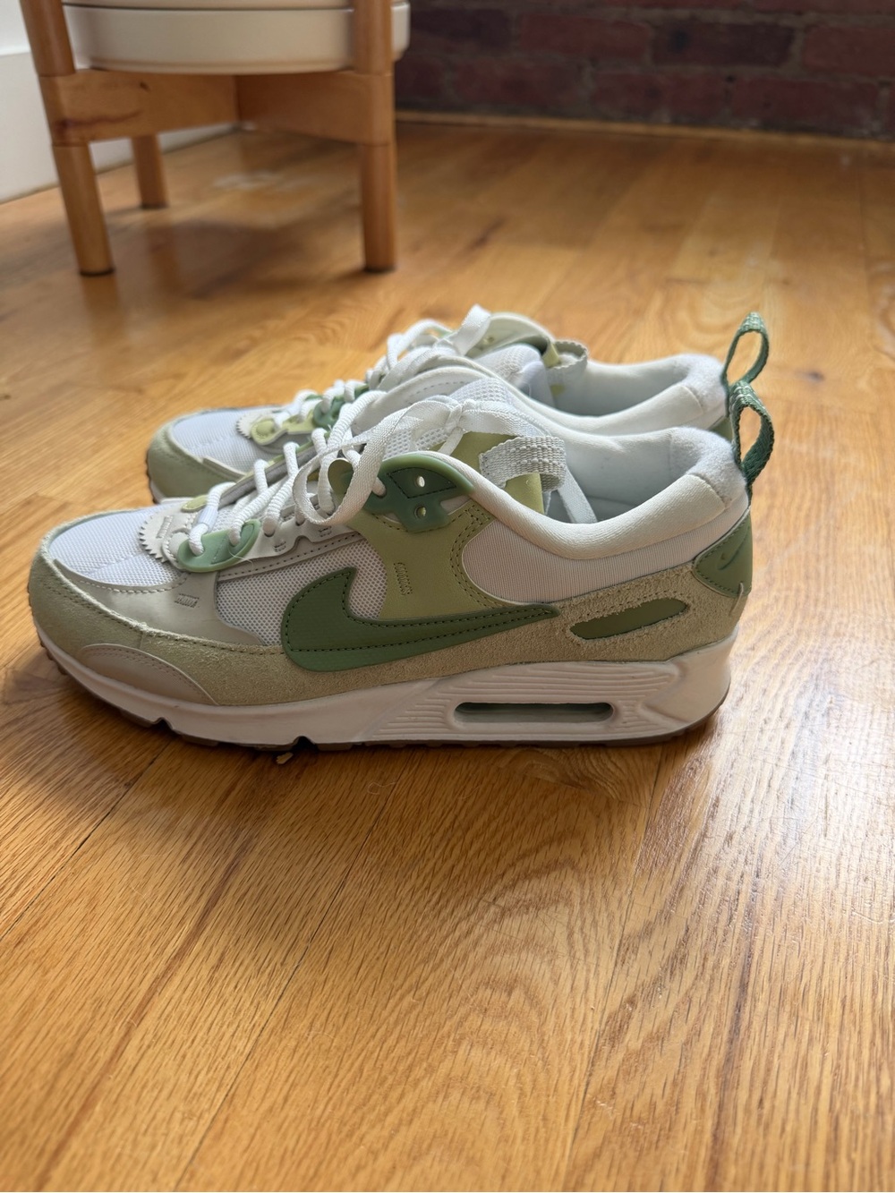 Nike Kids Air Max Low-Top Sneakers in Light Green and White